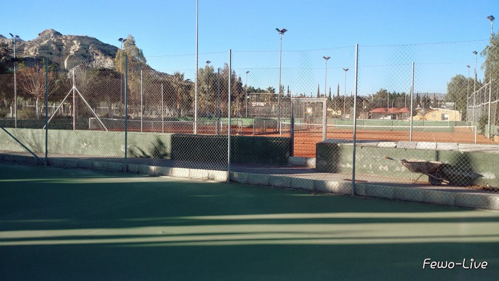Go tennis in Spain Hardcourt and red Claycourt