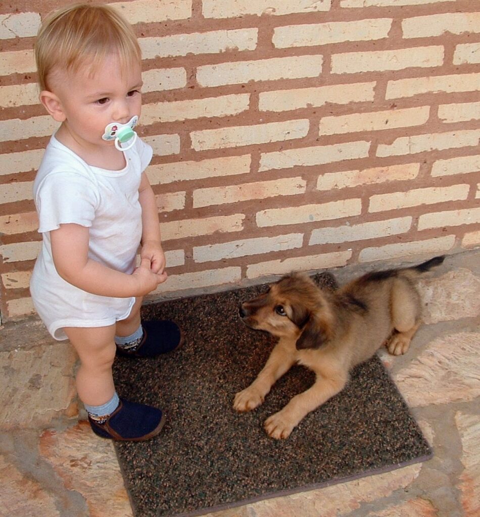 Bryan Johnson mit Browny, gefunden in einer Abfalltuete.