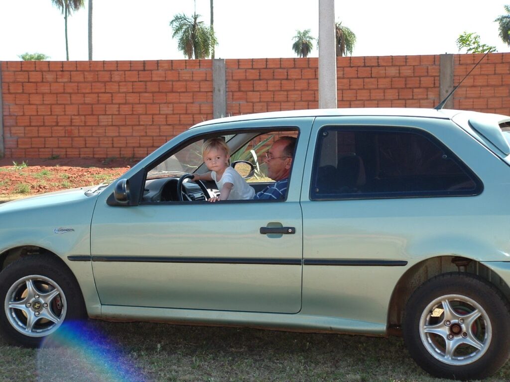 Erste Fahrstunde in SuedamerikaOpa Peter mir seinem Enkel Bryan Johnson.